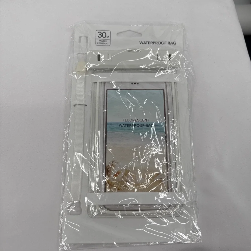 NEW IN PKG. NIP WATERPROOF BAG FOR SMARTPHONES‎  (Non Max/Pro Size)